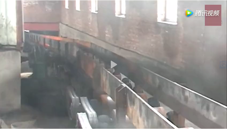 實拍軋鋼廠的壯觀場面，原來鋼筋都是這樣“扯”出來的